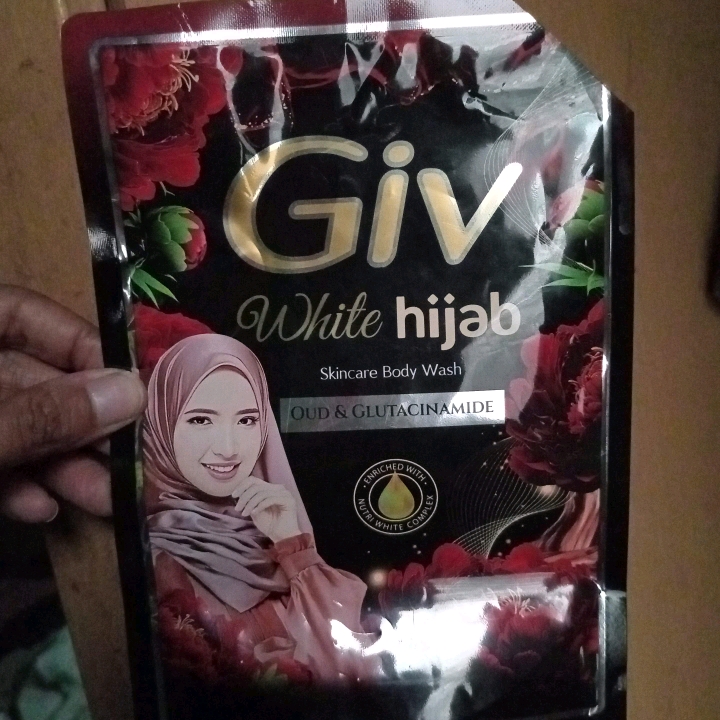 White Hijab Skincare Body Wash - Oud & Glutacinamide imgfdn-c8e14fde-ce8f-4777-888b-946b42541a76