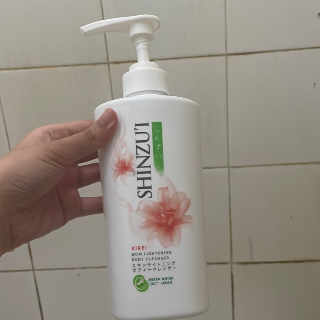 Skin Lightening Body Cleanser - Kirei imgfdn-a22d7c49-6217-4422-aefb-573cd36399e2