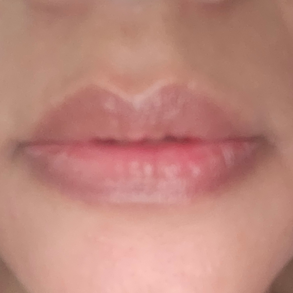 Lip Glow Oil imgfdn-76ff3506-99e2-485e-a410-829e4aad8b72