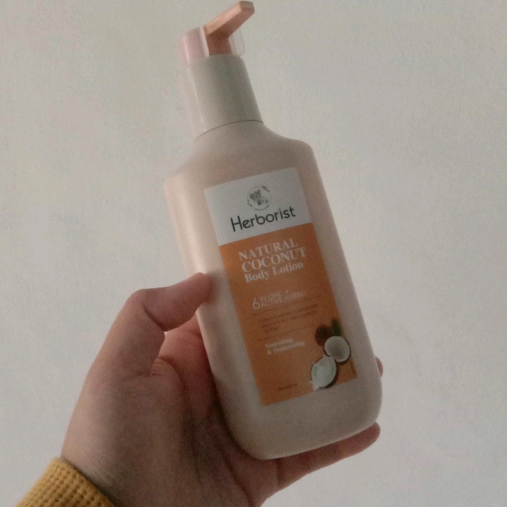 Natural Body Lotion - Coconut imgfdn-7d4e5d82-aa9d-4b61-b574-7f7d6b5f7876