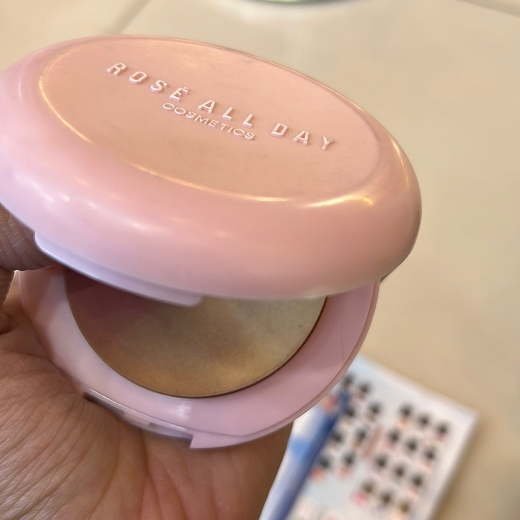 The Realest Lightweight Compact Powder - Medium imgfdn-8ec363bb-f371-427e-aff4-f1b74cdfd0d8