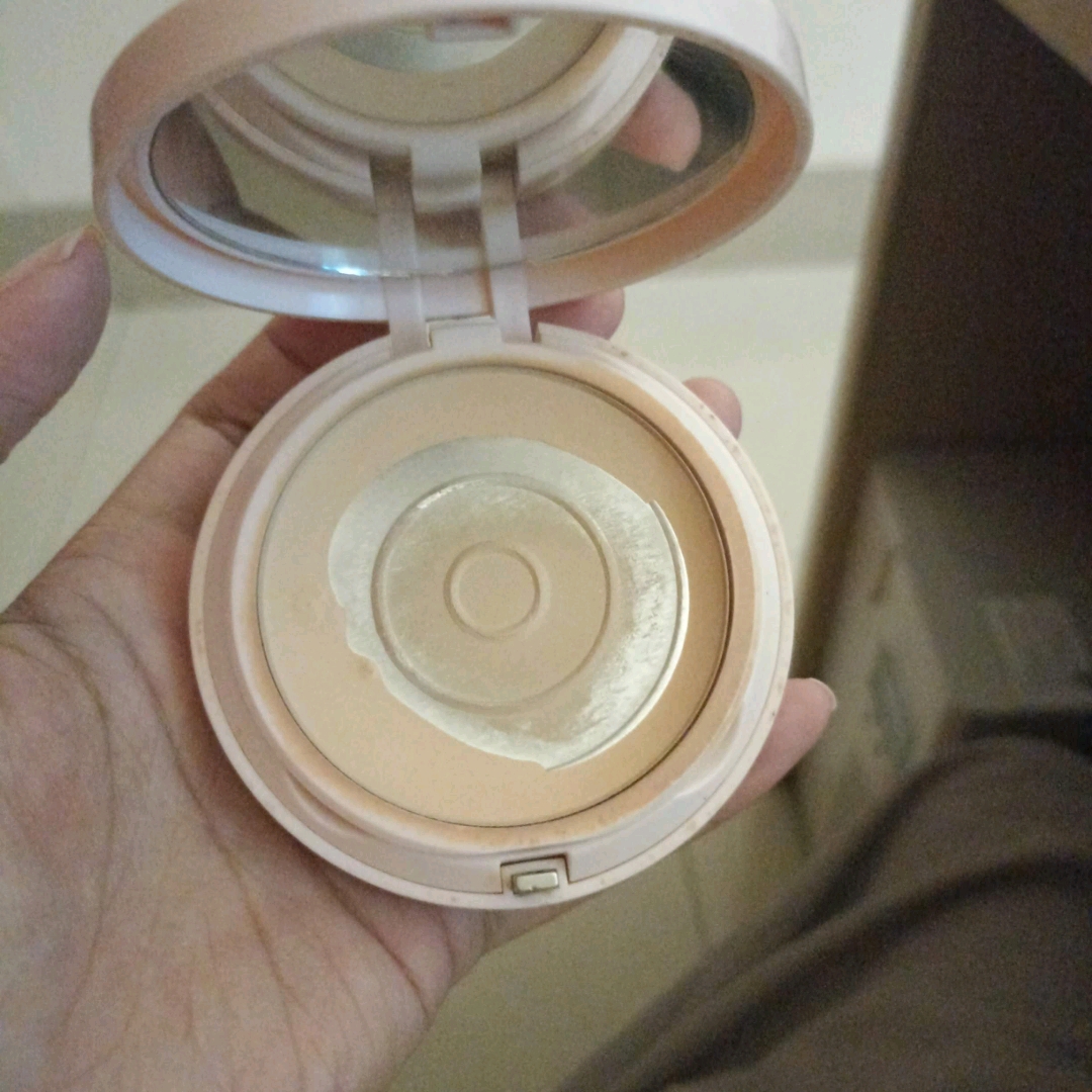 Acne Cover & Smooth Two Way Cake Pressed Powder - Custard Choux imgfdn-1863de3e-8bb5-493f-9da4-6a8ee29c15b2