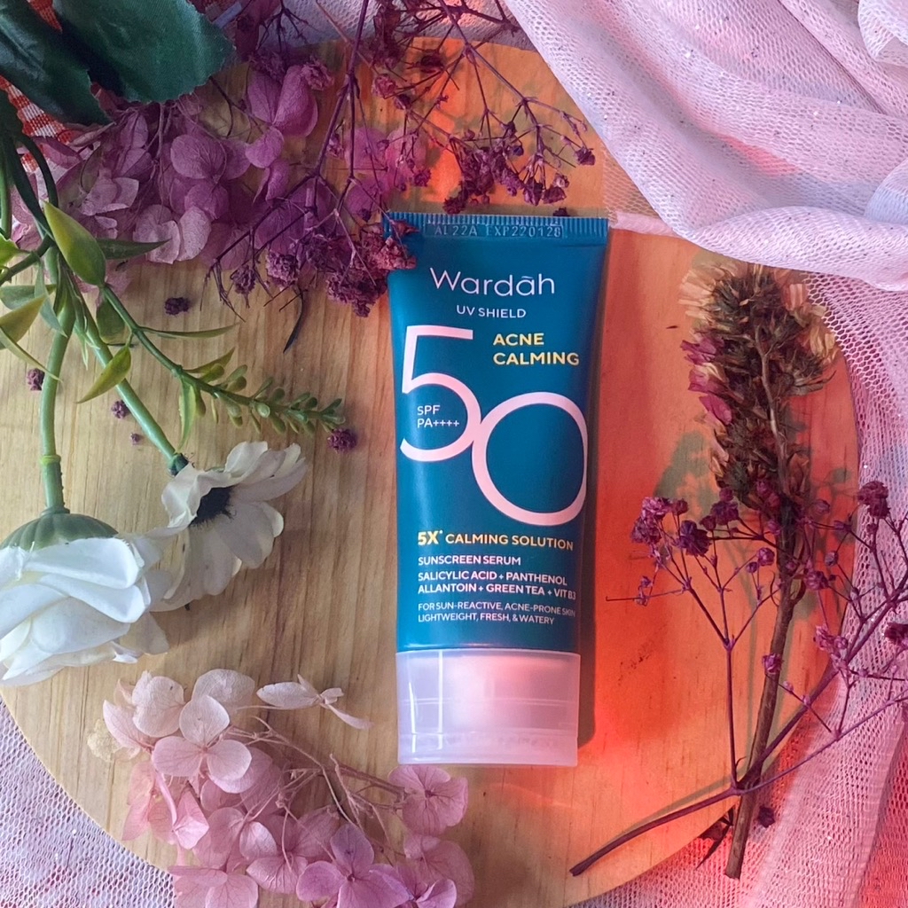 UV Shield Acne Calming Sunscreen Serum SPF 50 PA++++ imgfdn-472a1f0b-1efc-497b-bc71-e43f1ec4ffe4