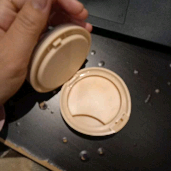 Airy Poreless Powder Foundation - C01 Creme Ivory imgfdn-6d1b7582-1459-4b62-af58-028b7fa53c5a
