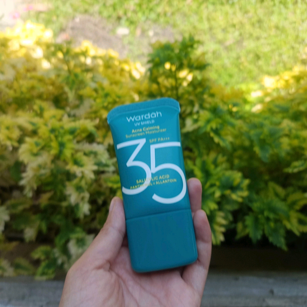 UV Shield Acne Calming Sunscreen Moisturizer SPF 35 PA+++ imgfdn-5e7521e3-7701-4136-854d-ff51dd88e2ba