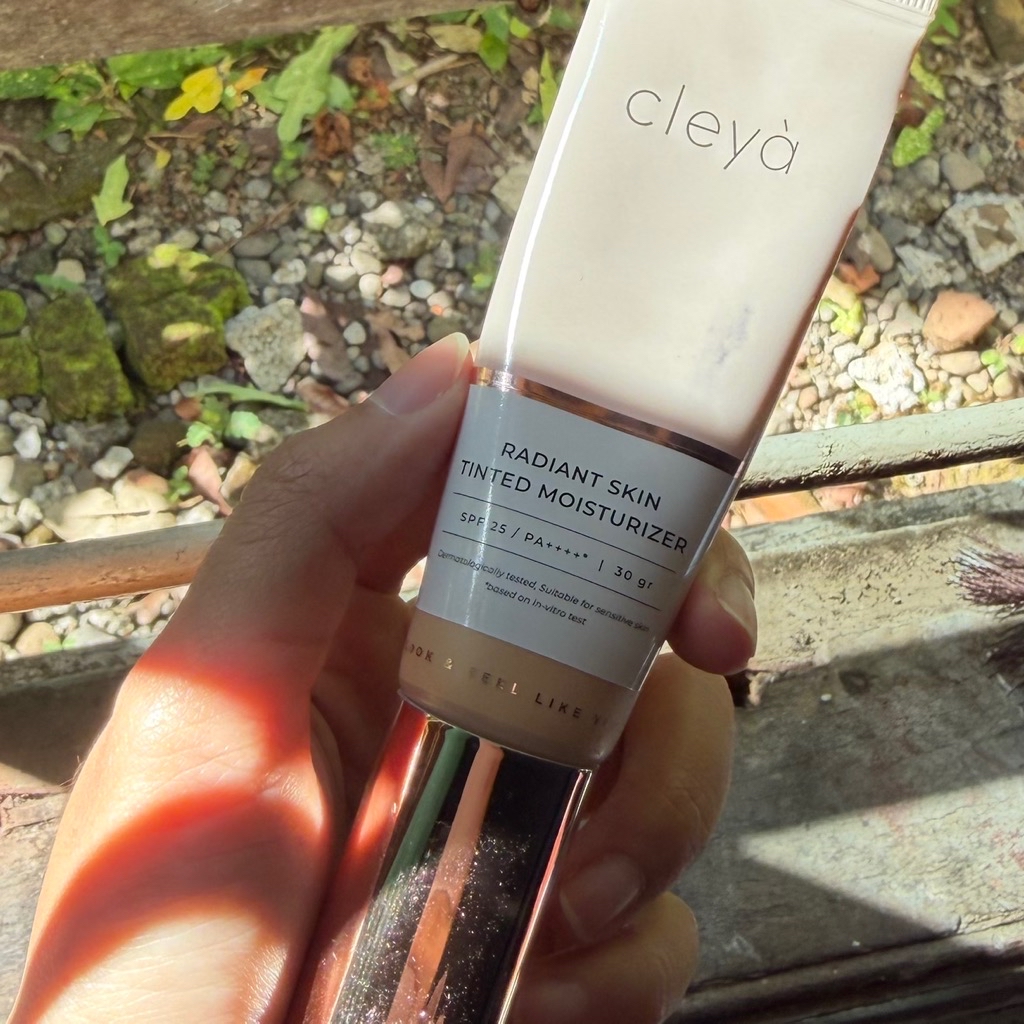 Radiant Skin Tinted Moisturizer - Delicate imgfdn-4c0809d4-5ceb-4a37-a6f3-6143b9515211