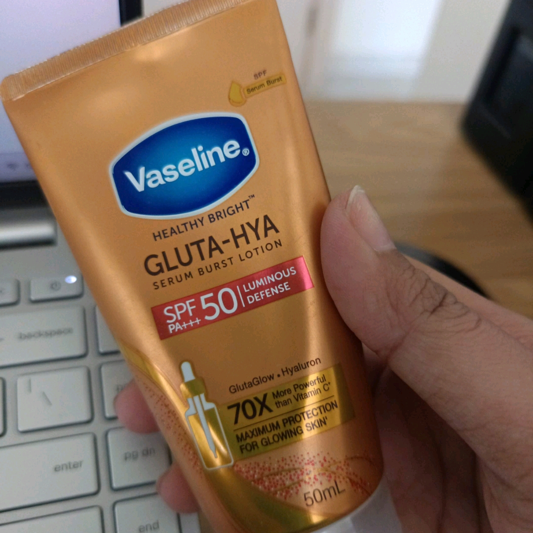 Healthy Bright Gluta-Hya Serum Burst Lotion - SPF 50 PA+++ Luminous Defense imgfdn-c9dbd981-5118-4323-892b-2e2cd983ca5c