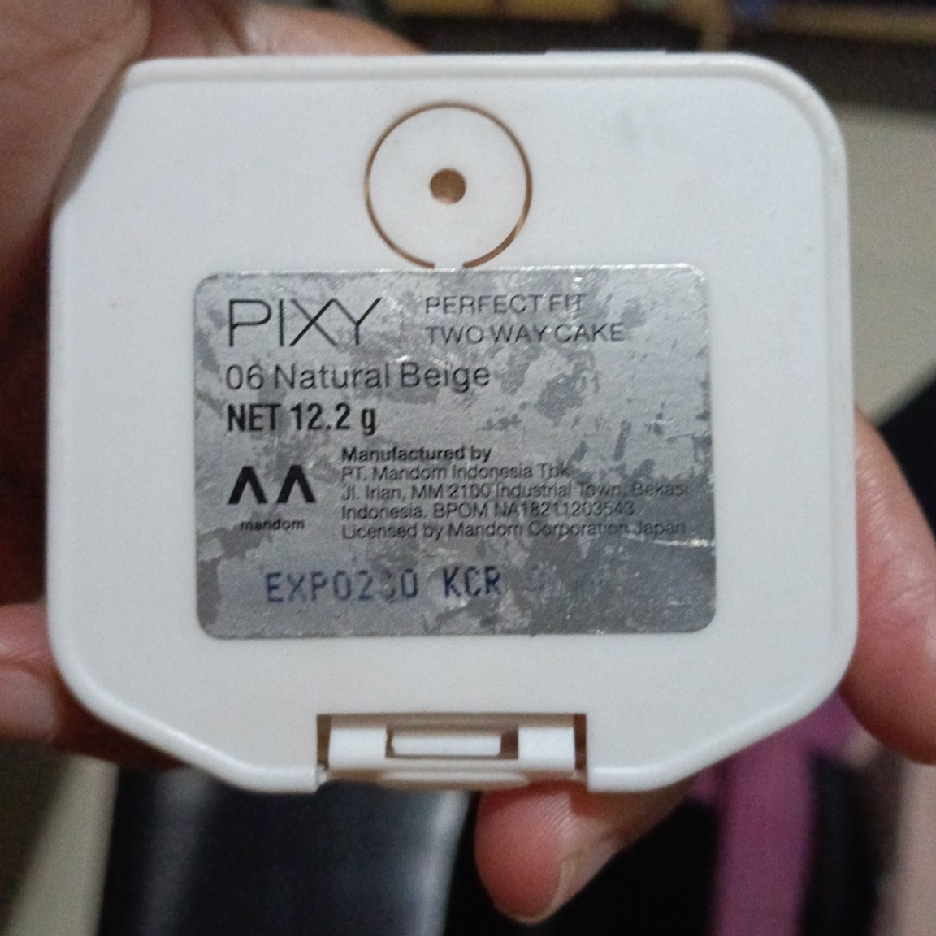 UV Whitening Two Way Cake Perfect Fit - Golden Beige imgfdn-cf77ca8e-2a26-4ab1-83d2-bd79a8952f4f