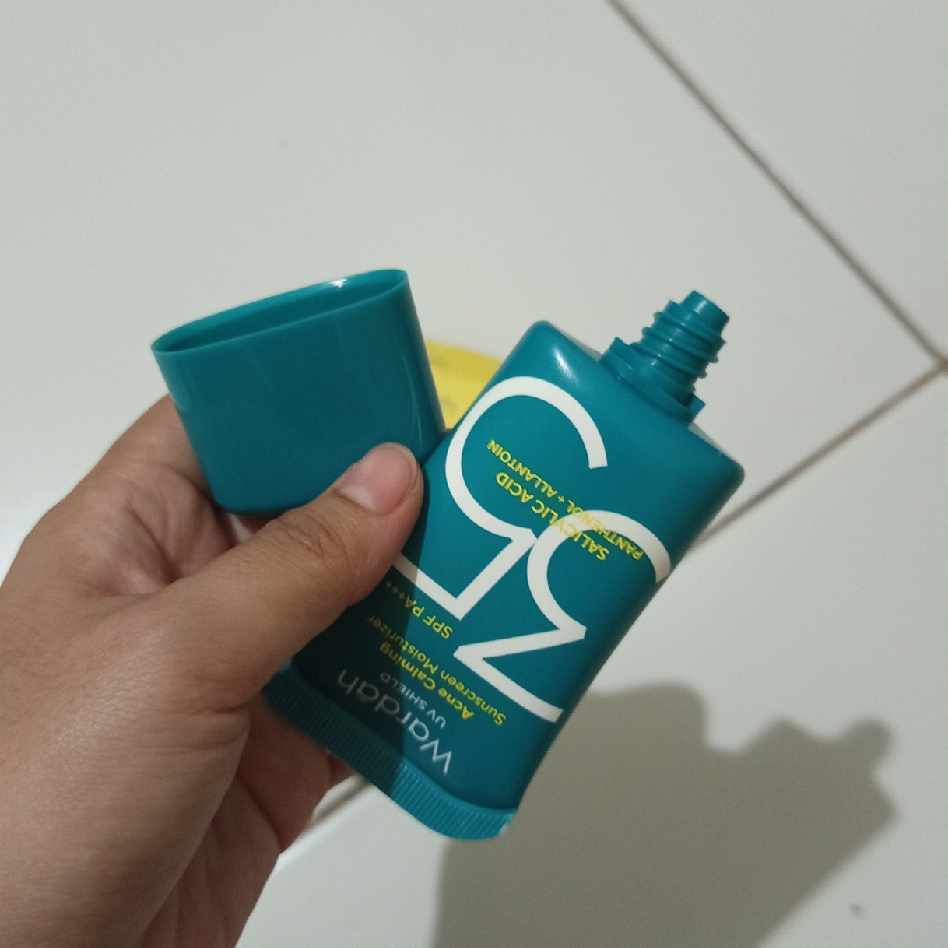 UV Shield Acne Calming Sunscreen Moisturizer SPF 35 PA+++ imgfdn-7c0a3ede-9eeb-4569-9ad7-d3c6e521bd46