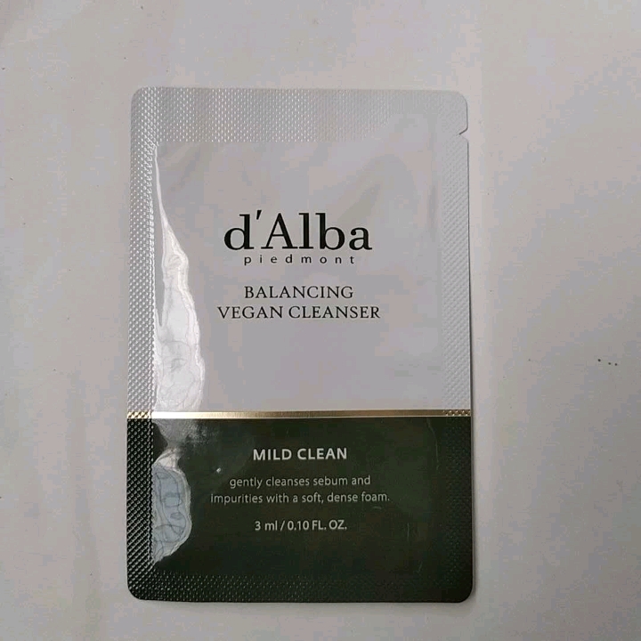 Mild Skin Balancing Vegan Cleanser imgfdn-4a195ca9-c1d9-4666-a74f-311c9ae01b1f