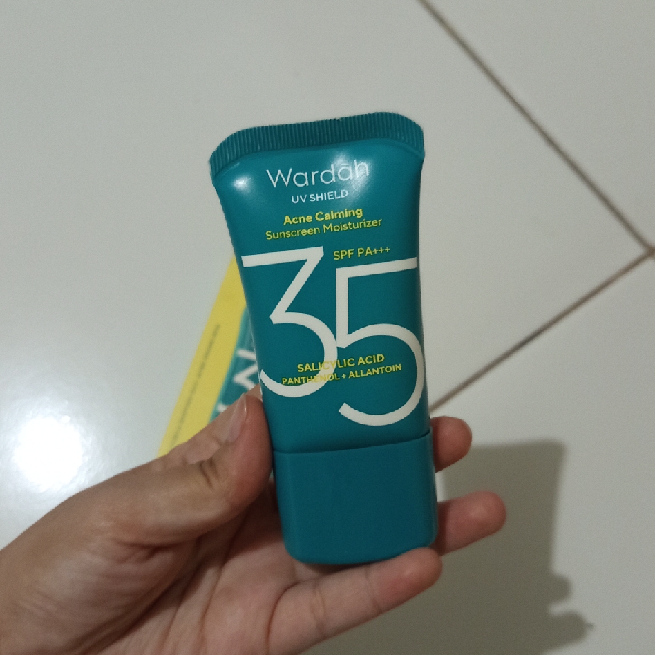 UV Shield Acne Calming Sunscreen Moisturizer SPF 35 PA+++ imgfdn-6f430dd8-dcc7-43e2-978e-ba641f5e5ffa