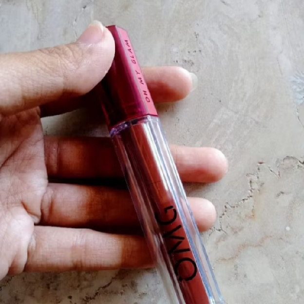 Oh My Glam Matte Kiss Lip Cream - 12 Scarlet imgfdn-aaeba7e5-8964-4a5d-93c3-b94fe8b25c19