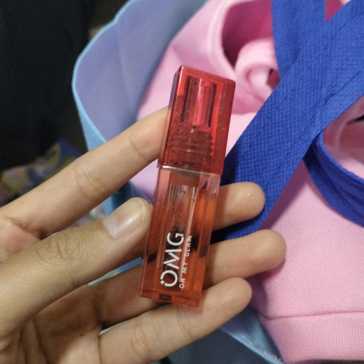 Glassy Lip Tint - 04 Burgundy imgfdn-9b309b6d-5a7f-407c-bfbe-ef3648d52c52