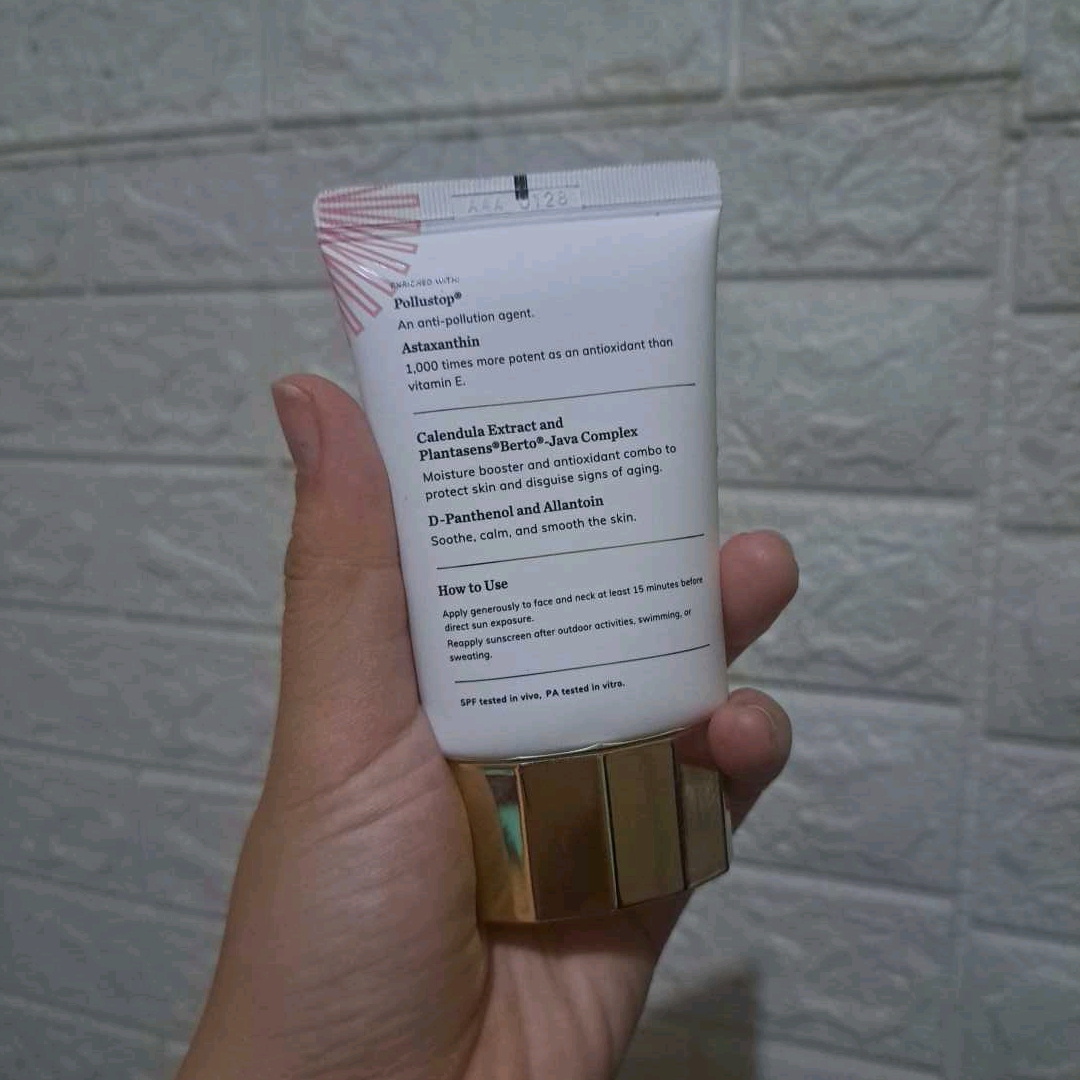 Luxurious Perfecting Sunscreen imgfdn-a495aefa-7f57-4eca-ad62-b780feef4ff8