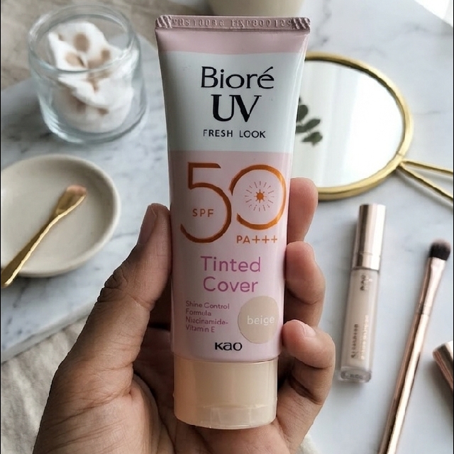 UV Fresh Look Tinted C SPF50 - Beige imgfdn-28afb34d-48c6-4b4a-8009-ad563fdfd004