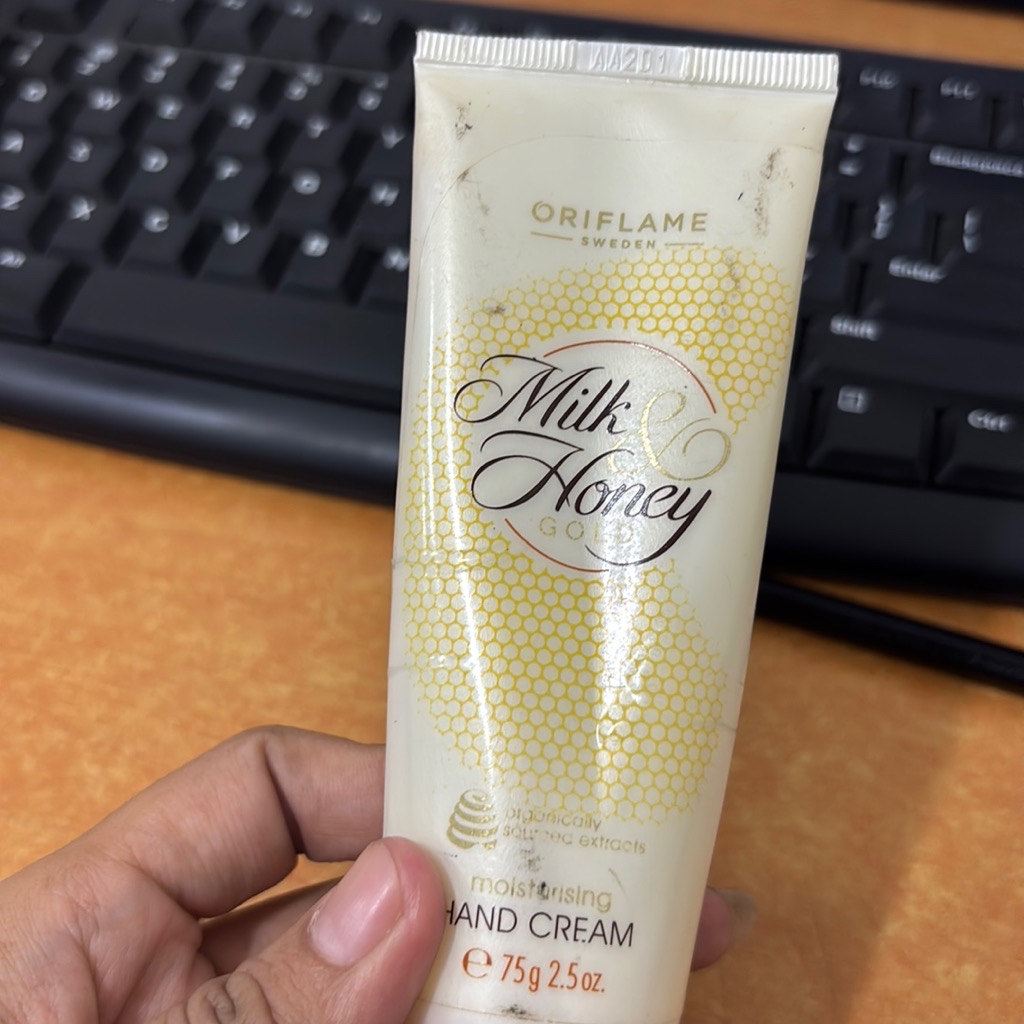 Milk & Honey Gold Moisturizing Hand Cream imgfdn-0044447e-547a-44a3-a850-3c5f478cf7ea