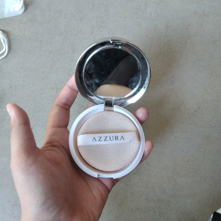 Compact Powder - Light Beige imgfdn-0d135229-f81d-438f-bba3-86e09060a156