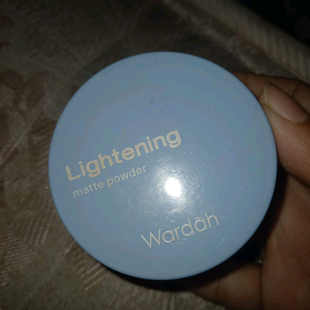 Lightening Loose Powder - Beige imgfdn-0885df0c-c820-4722-85a0-cc4a6037a44b