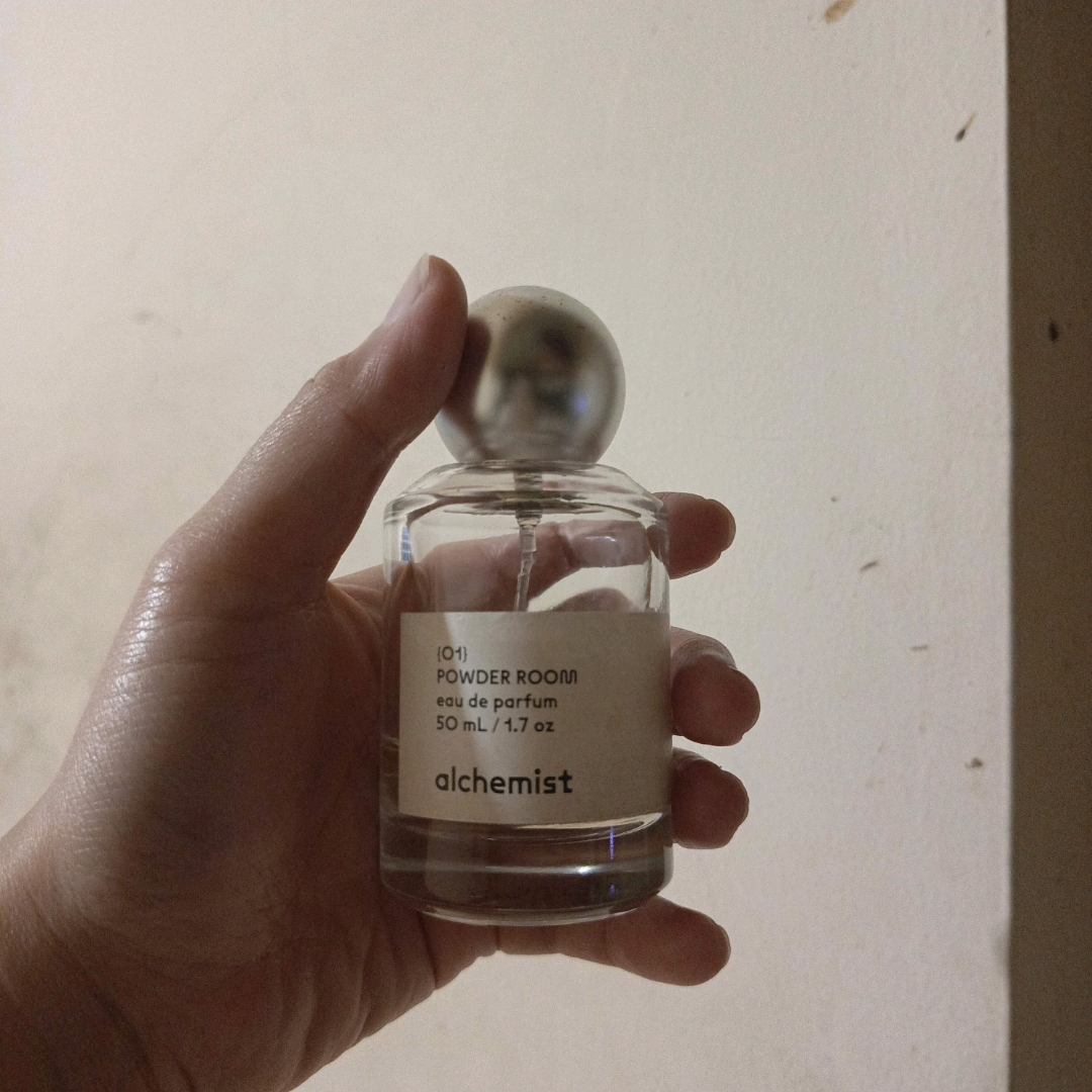 Powder Room Eau de Parfum imgfdn-82a0f76e-b862-49dd-be69-460f50fcc7ed