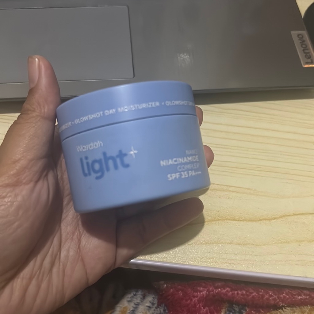 Light+ by Wardah Glowshot Day Moisturizer imgfdn-86508a6f-42c4-4954-9609-9526c0143753