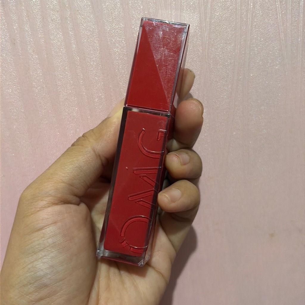 Colorlast Lip Vinyl - 03 Diva imgfdn-6a3c984d-4d8d-42a3-92ec-fcbd5b48a95b