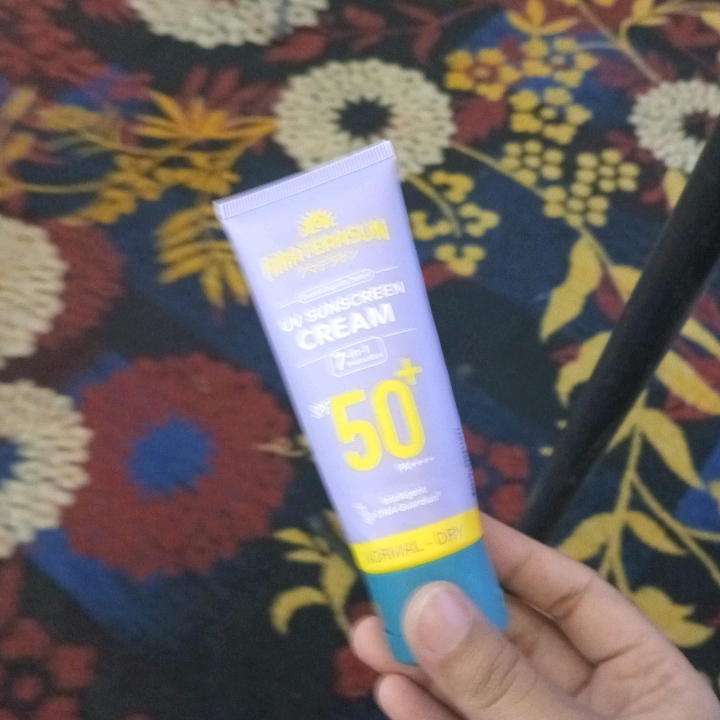 UV Sunscreen Cream SPF 50+ PA++++ imgfdn-0db0aa39-34d5-49cc-b2a1-e47826e09a5b