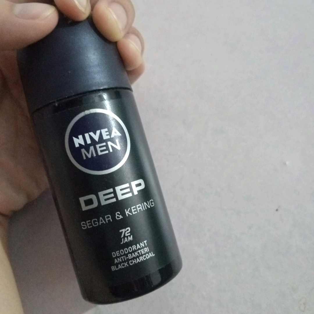 Men Roll On Deodorant Deep Darkwood imgfdn-52966fb8-ca9d-46b9-a39c-faa38f6c8bc8