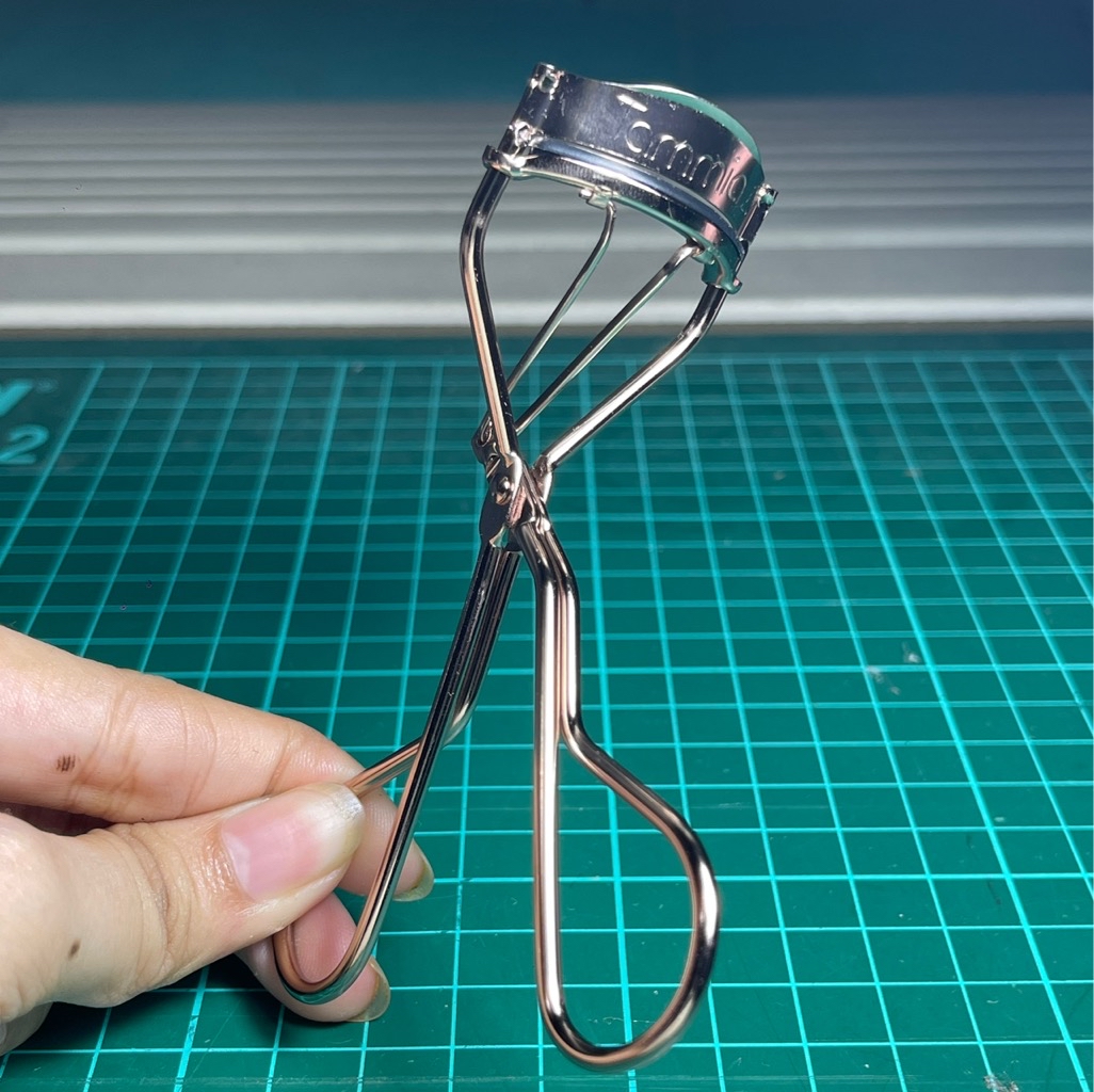Eyelash Curler - Silver imgfdn-7a18f415-5946-4804-8893-5df1cd75c69e
