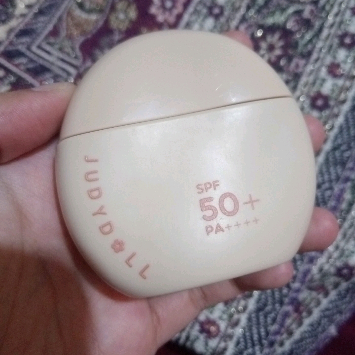 Sun Defense Tinted Moisturizer - Sand imgfdn-40198bb4-d77d-43b5-97f6-344a59ece901