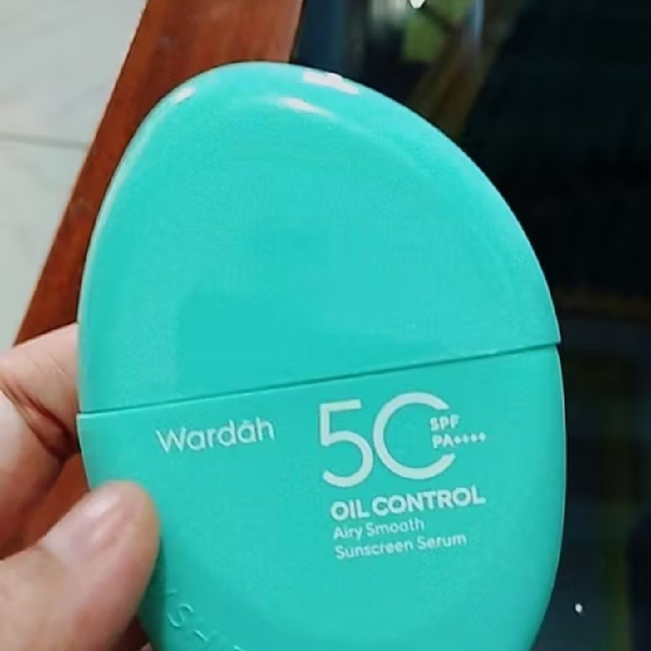 UV Shield Airy Smooth Sunscreen Serum SPF 50 PA++++ imgfdn-2451a740-4515-4ce0-8e63-cfb8b2a41f55