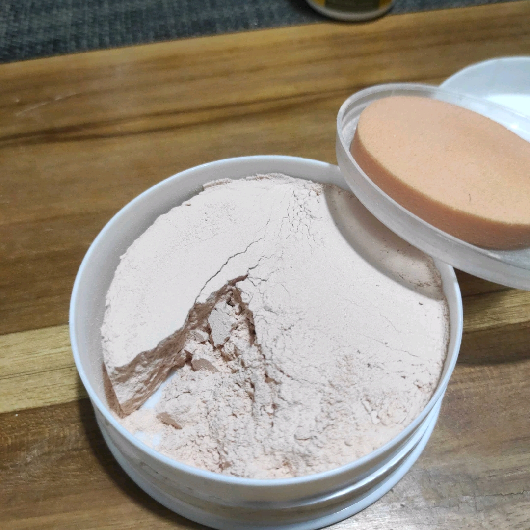 Bedak Beauty Powder - Invisible imgfdn-67630549-eb63-4819-9fb6-61cf871bd0ff
