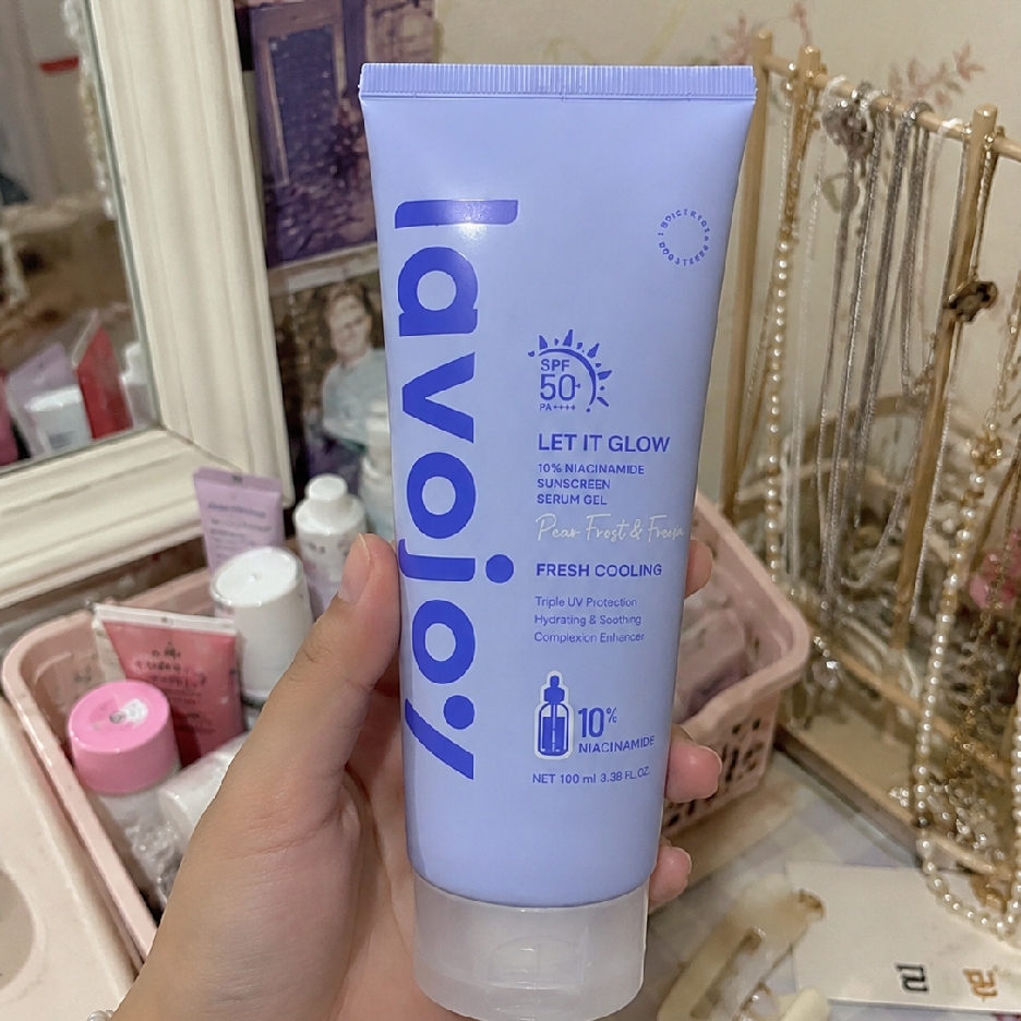 Let It Glow 10% Niacinamide Sunscreen Serum Gel SPF 50+ PA++++ Pear Frost & Freesia imgfdn-65f1dc80-67e0-4846-9df6-c3e84acbd3d4