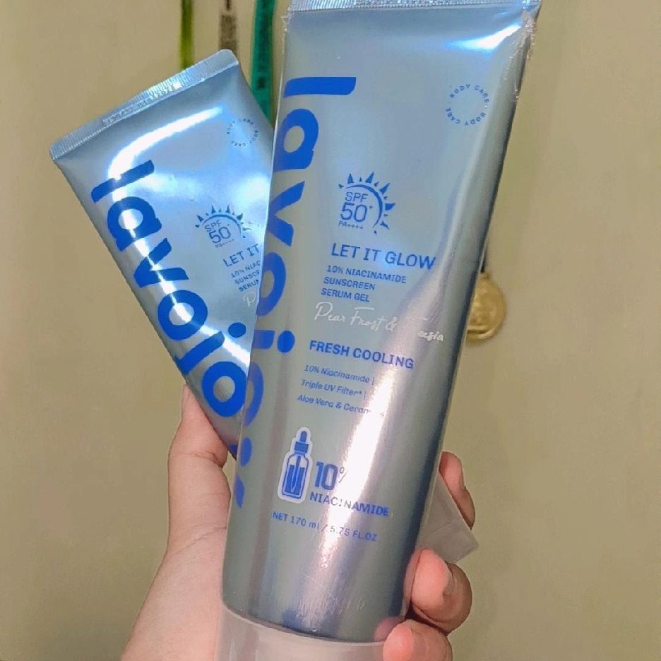 Let It Glow 10% Niacinamide Sunscreen Serum Gel SPF 50+ PA++++ Pear Frost & Freesia imgfdn-b977cd50-4882-496f-b0ca-cefb72500bf2