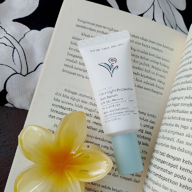 White Tea Ultra Light Protective Sun Serum imgfdn-0f1129c9-5e75-4c95-8b59-19b3106c51f9