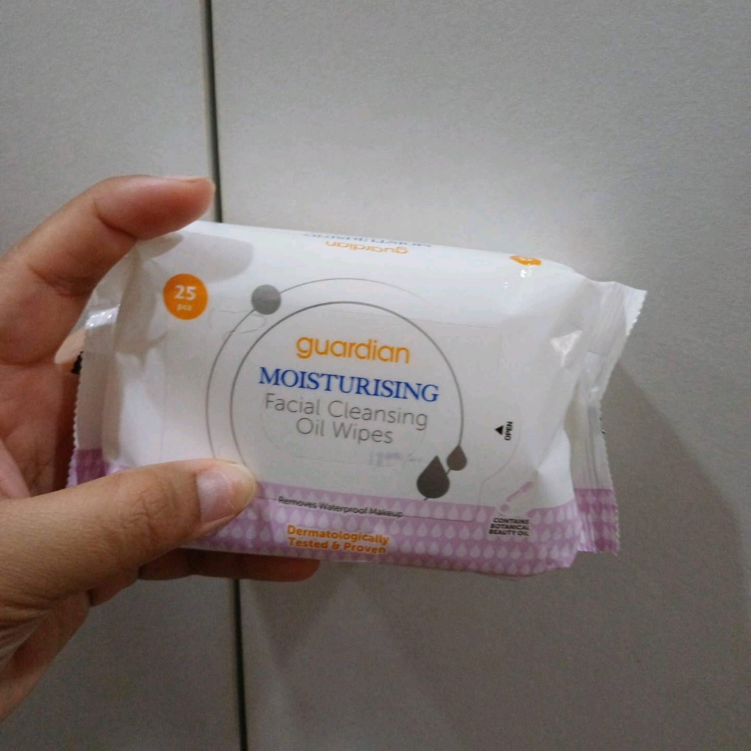 Cleansing Oil Moisturising Facial Wipes imgfdn-ed4ca6c1-337a-41a0-9e56-1e0af67c1d7c