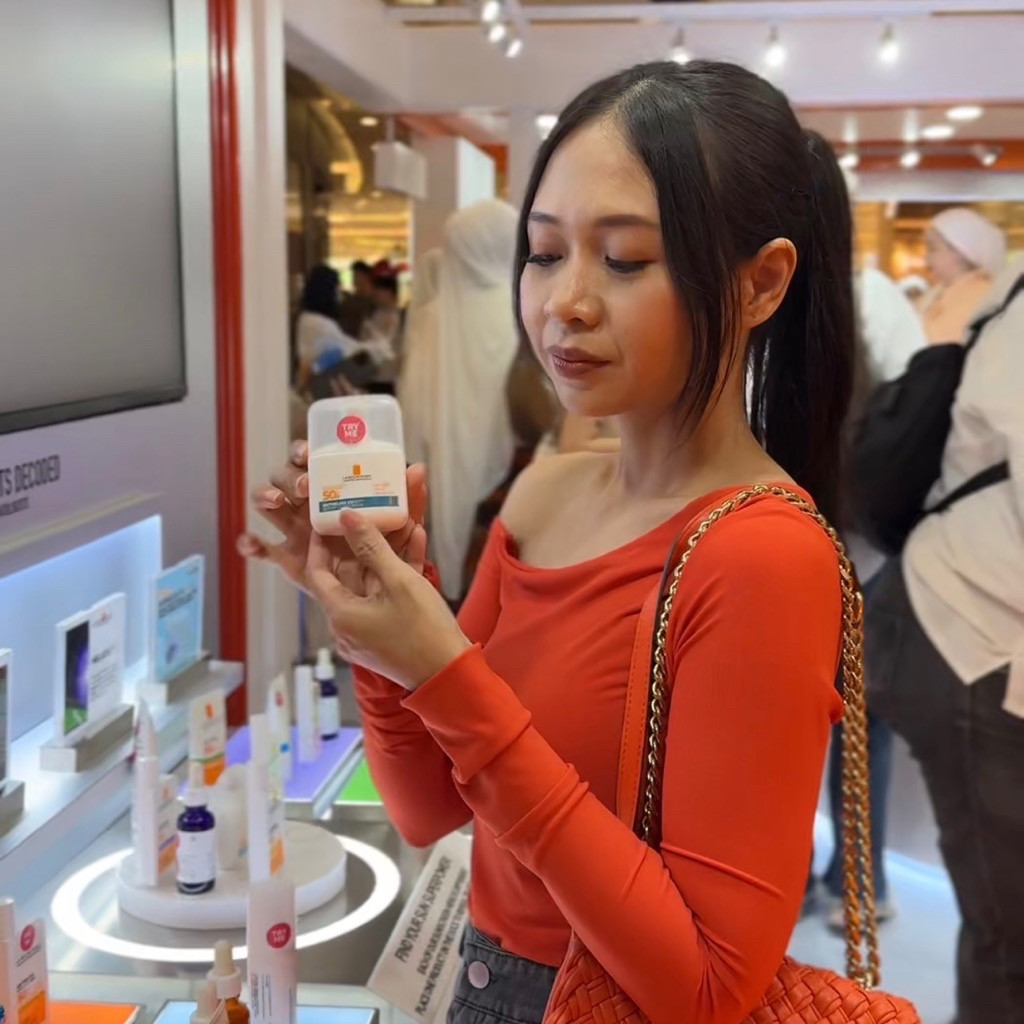 Anthelios UVAIR Ultra Light Sunscreen imgfdn-b77d3a4c-6b00-49ad-bb99-88e8bf6d18b8