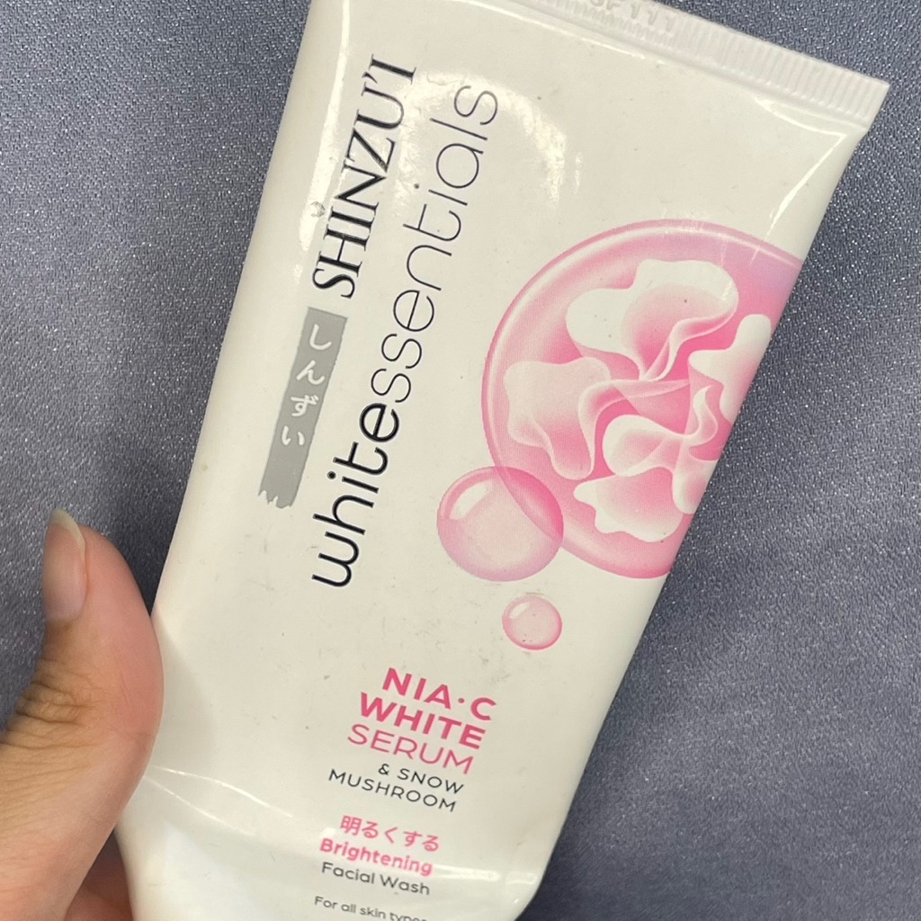 WHITEssentials Facial Wash imgfdn-5ad3abc9-3c63-4704-8ca9-f5ab72043a43