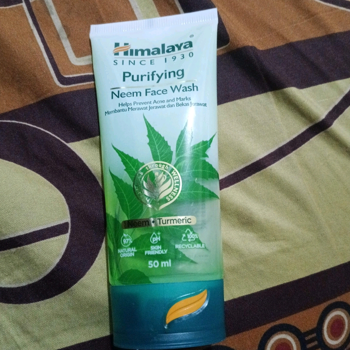 Purifying Neem Face Wash imgfdn-578c3040-ed74-41c6-a1fd-a936bf309e36