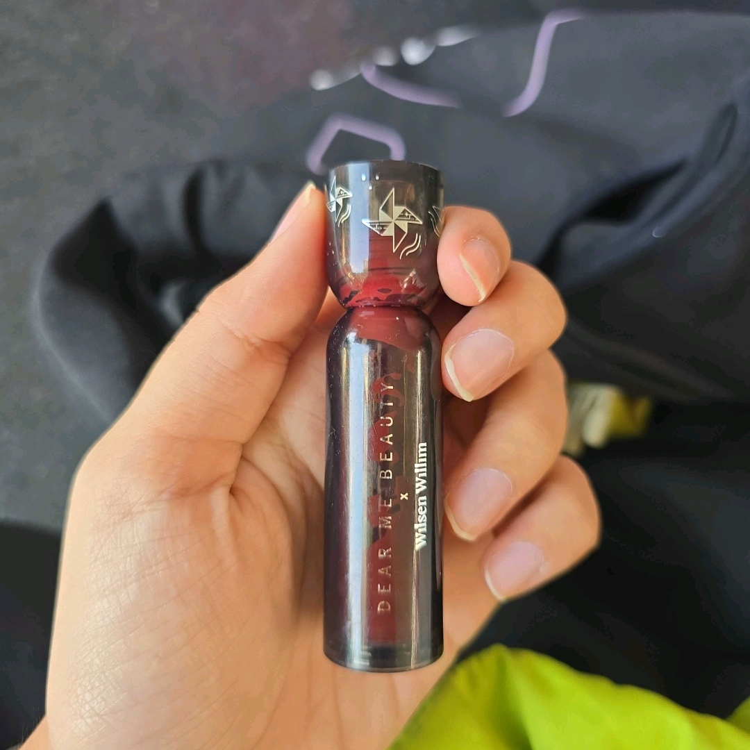 Hydraglow Lip Stain X Wilsen Willim - Dear Laras imgfdn-fd844632-0fe6-43d8-9539-5906f20168cc