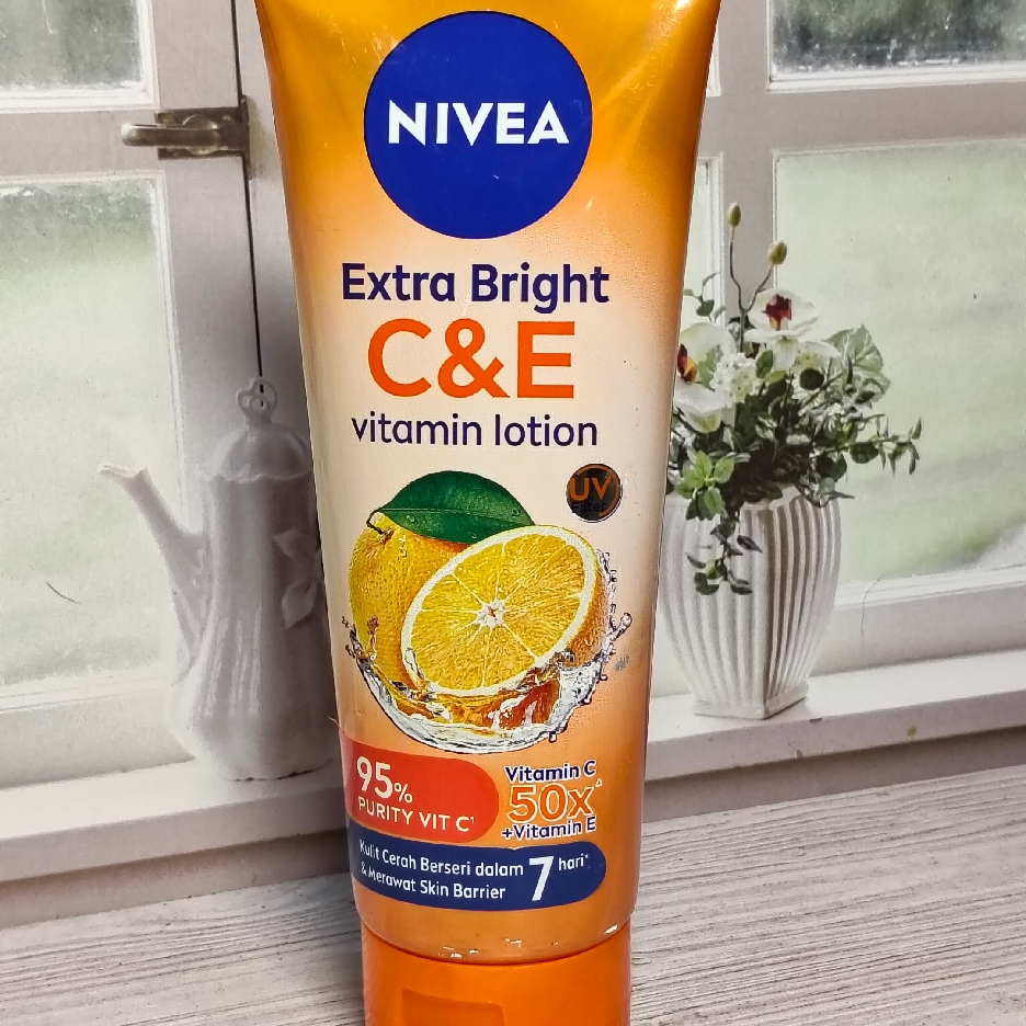Extra Bright C&E Vitamin Lotion imgfdn-79b85baa-5882-46ed-ac61-e5a9bc970f92