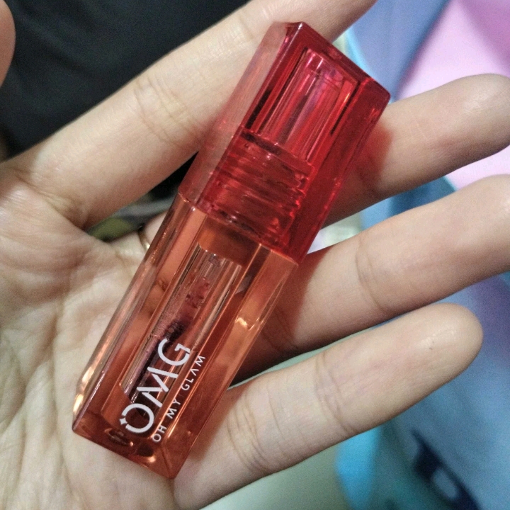 Glassy Lip Tint - 04 Burgundy imgfdn-9ffa00c4-8f12-4a6e-b187-2a9982a4e950