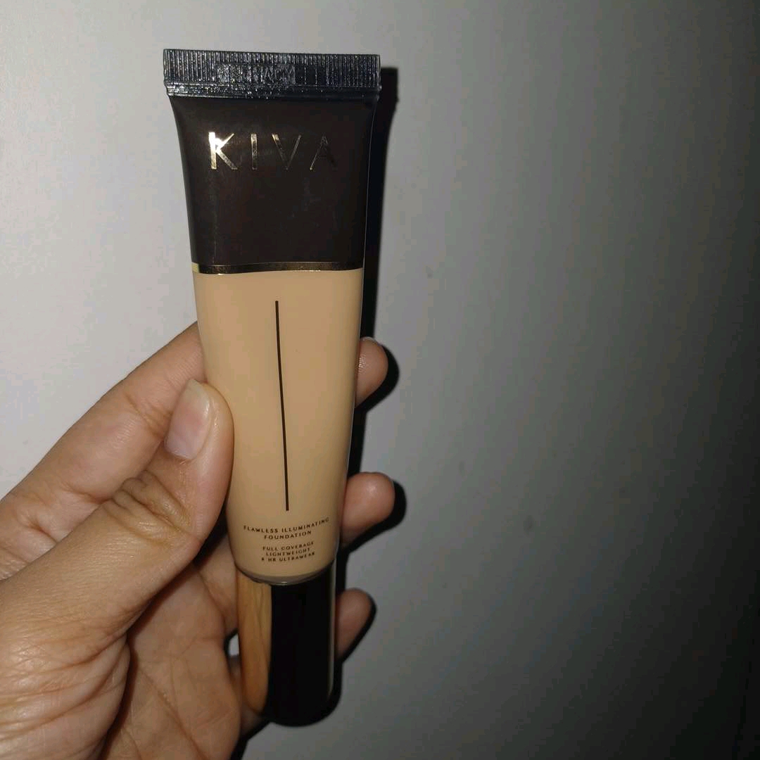 Flawless Illuminating Foundation - Honey imgfdn-ce92237b-b922-46e4-8c4f-725afea8b697