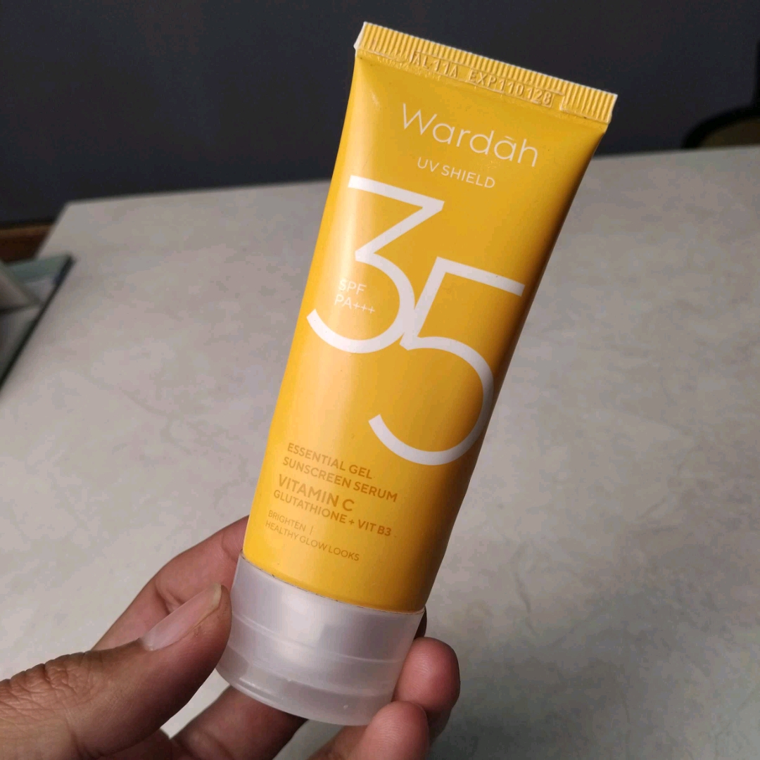 UV Shield Essential Sunscreen Gel SPF 35 PA +++ - Reformulation in July 2023 imgfdn-fb5c98c0-53b2-4eea-a24a-084c957ab1ea