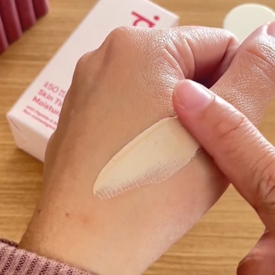 Skin Tint Moisture Glow SPF 50 PA+++ - 03 Medium Beige imgfdn-993e3fec-01f7-44c7-aa06-525df47522da