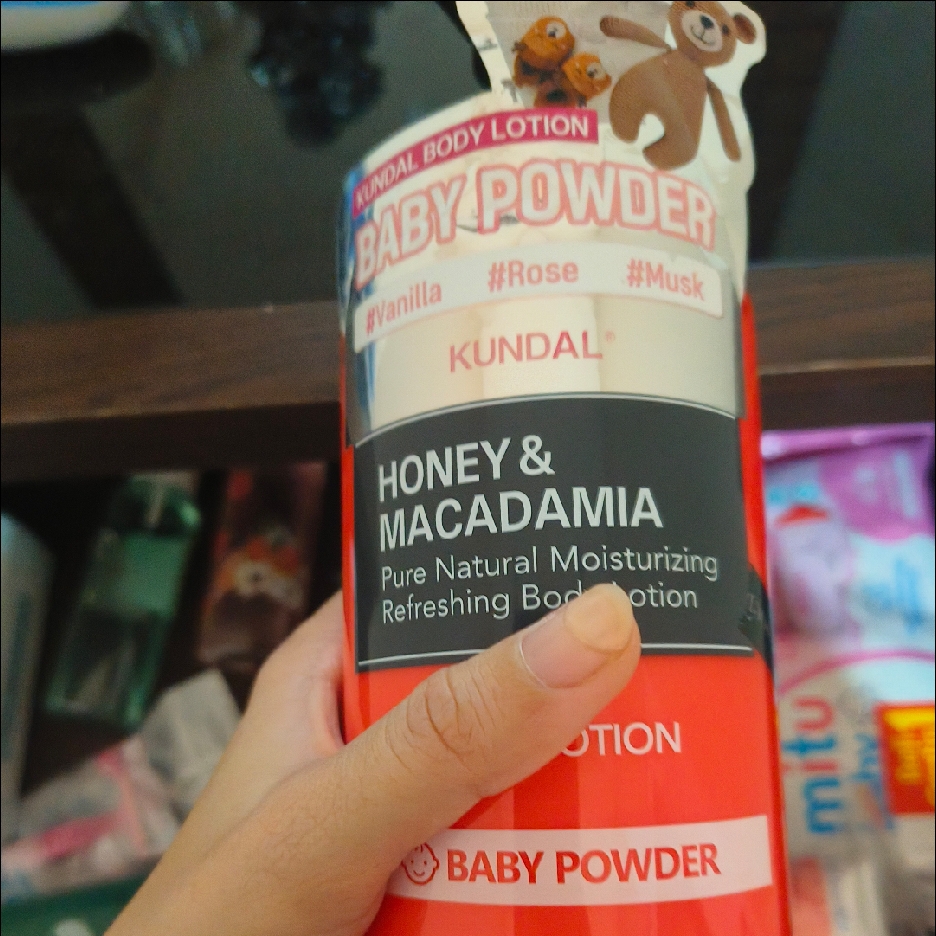 Honey & Macadamia Body Lotion - Baby Powder imgfdn-d440a508-6554-4dff-b6a3-dbe4d777600a