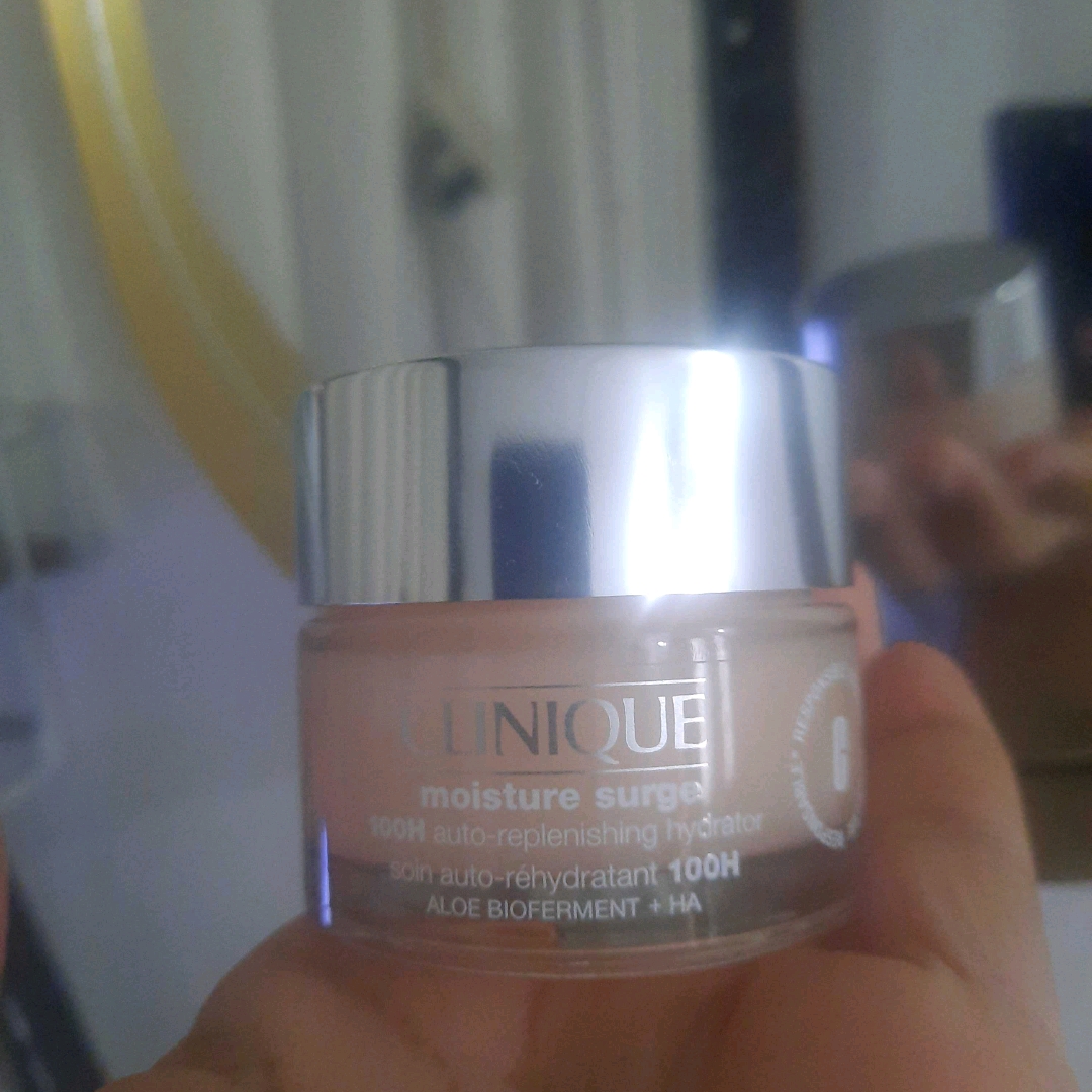 Moisture Surge 100H Auto-Replenishing Hydrator imgfdn-501c4fe0-84d8-42f2-b52f-2786b373812b