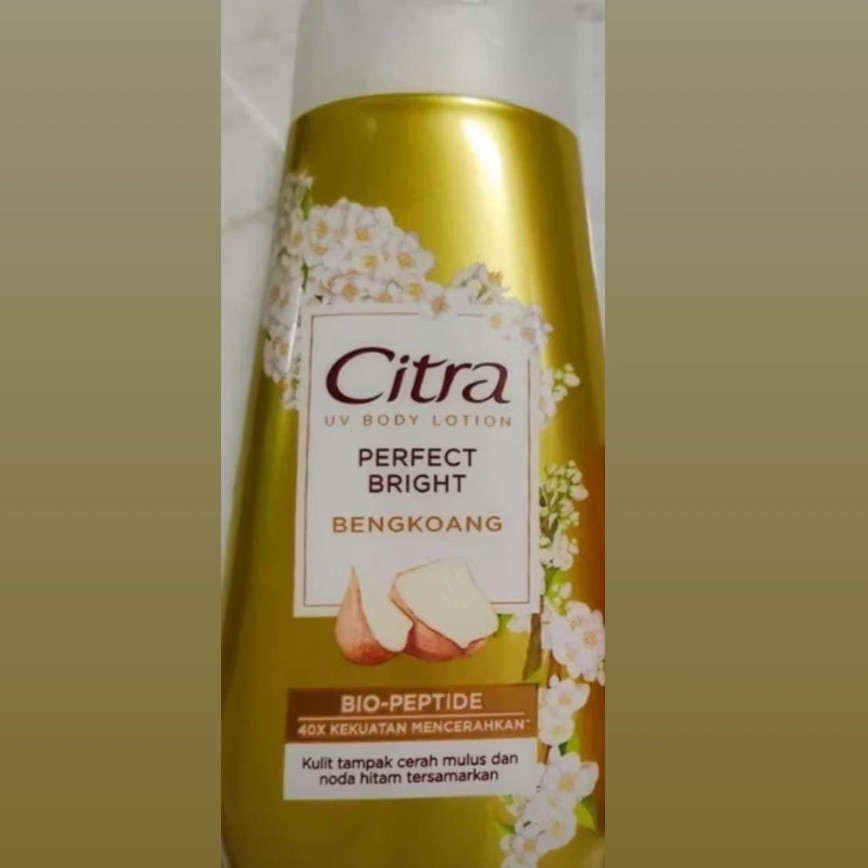 Natural Glowing White UV Hand and Body Lotion imgfdn-8445c0a0-7ac8-45e4-9a49-e1f703734bed