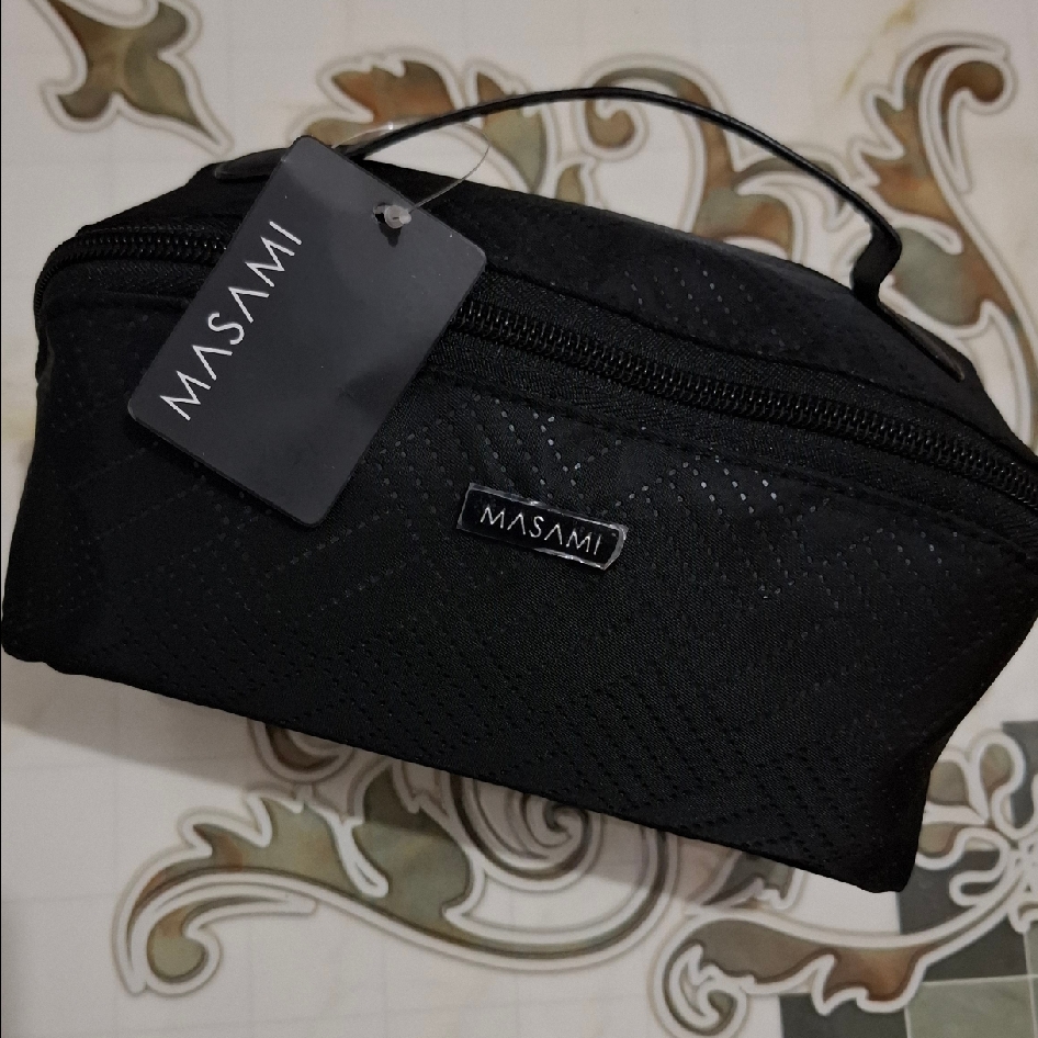 Airy Pouch In Carbon - Black S imgfdn-5c6204bb-65b3-46de-bb1c-1ed2b97d4ea3