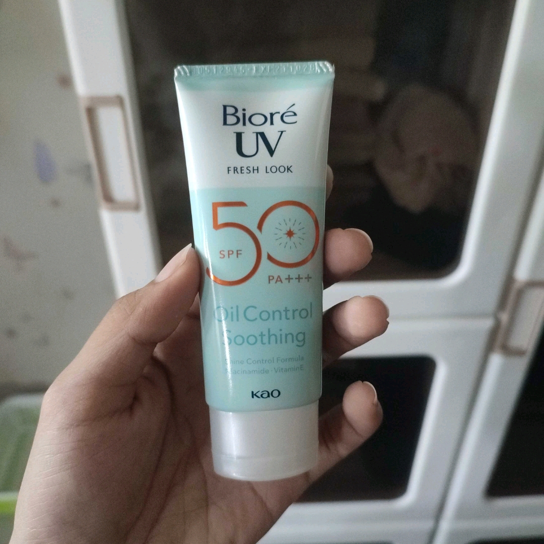 UV Fresh Look Oil Control Soothing SPF50 imgfdn-d017eecb-e437-4065-8a7e-24a94ea3aab5