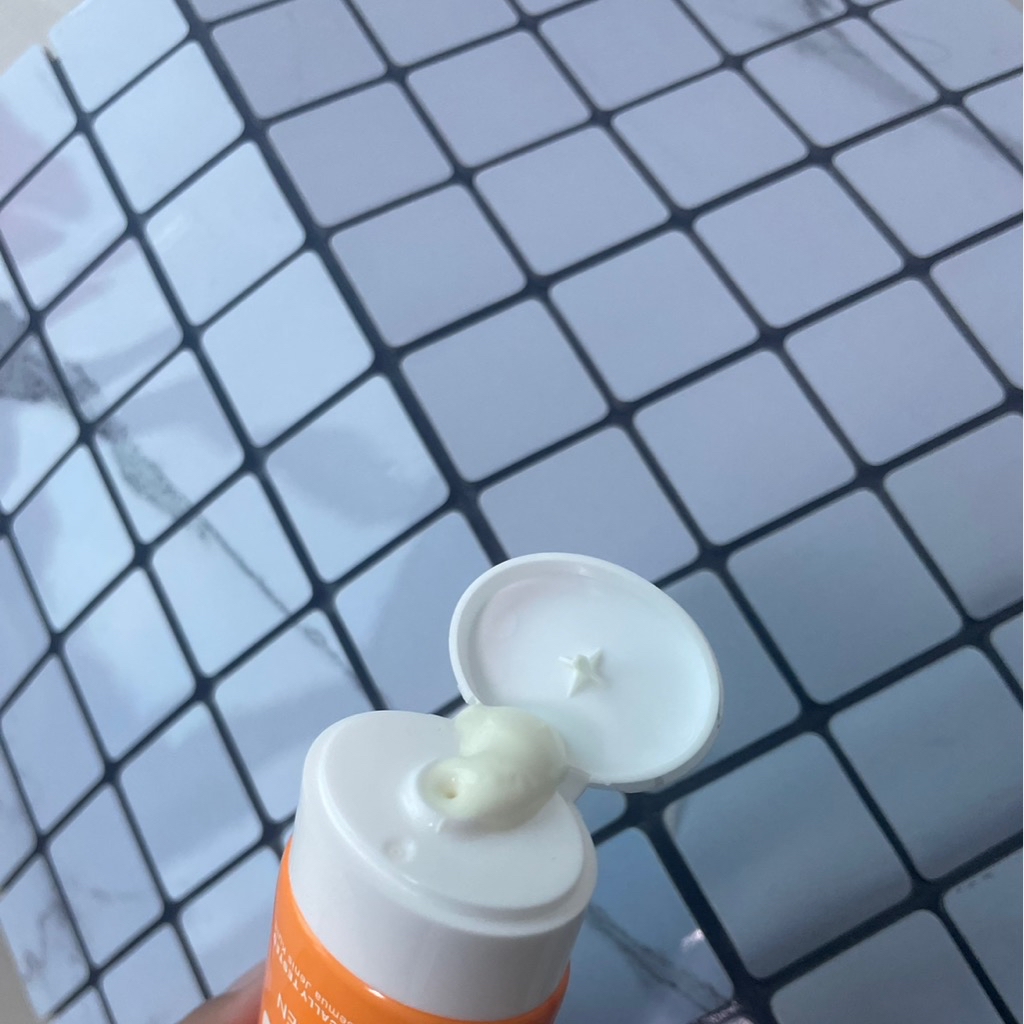 Diamond Bright Sunscreen SPF 50 PA ++++ imgfdn-4bda4983-155f-4ea7-ae07-83dcfe688141